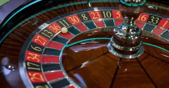 Kartu fitur bonus mingguan di ponsel